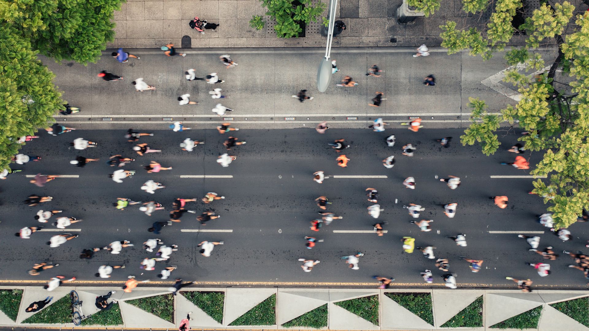 Checklist definitiva para organizar un evento deportivo: del staff al kit del corredor (Foto: iStock - Vista aérea de un maratón)