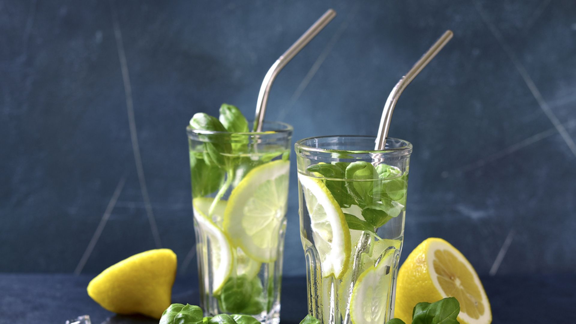 Infusión refrescante de albahaca, jengibre y limón