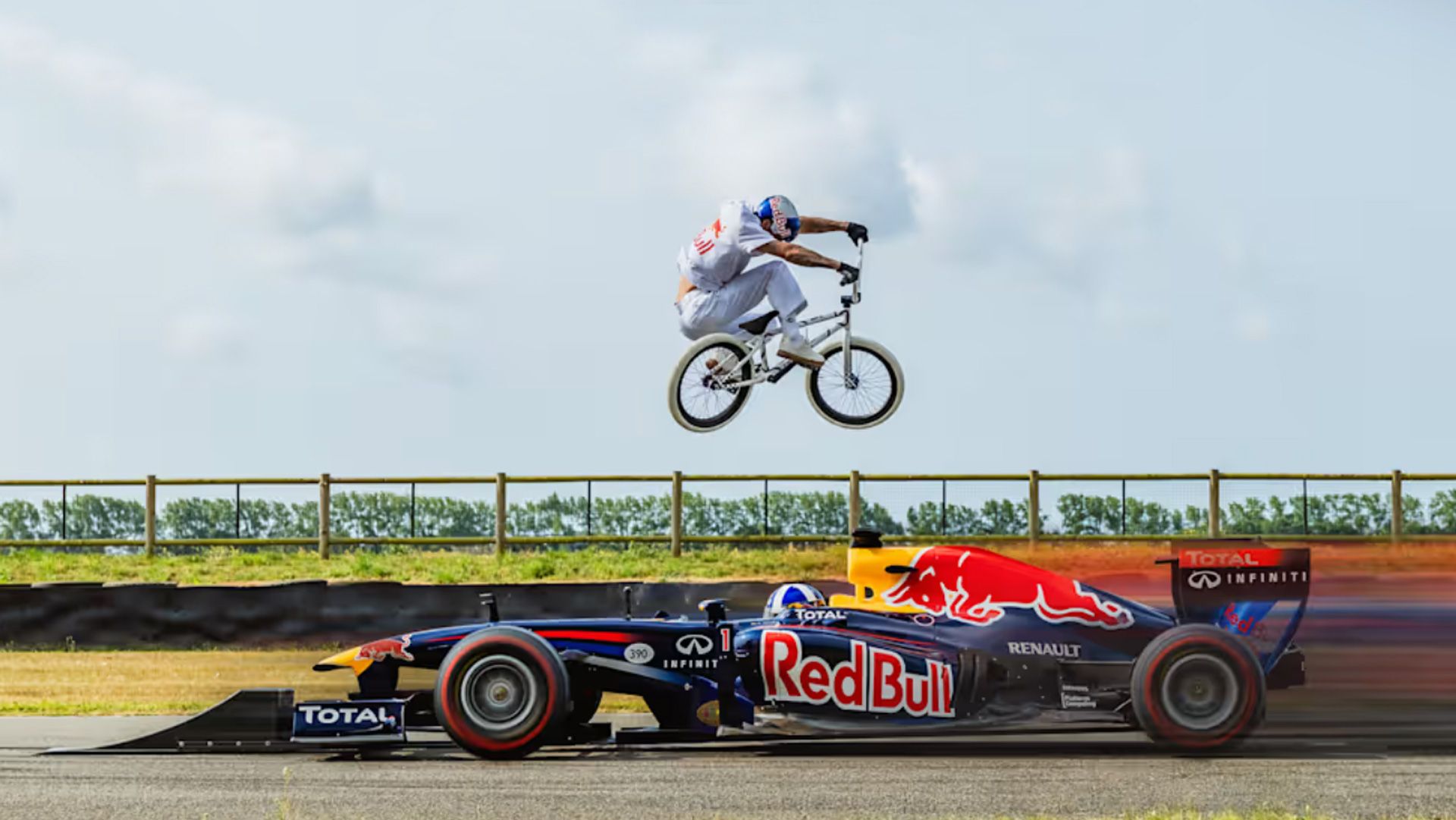 Kriss Kyle salta sobre un F1 con su bici de BMX