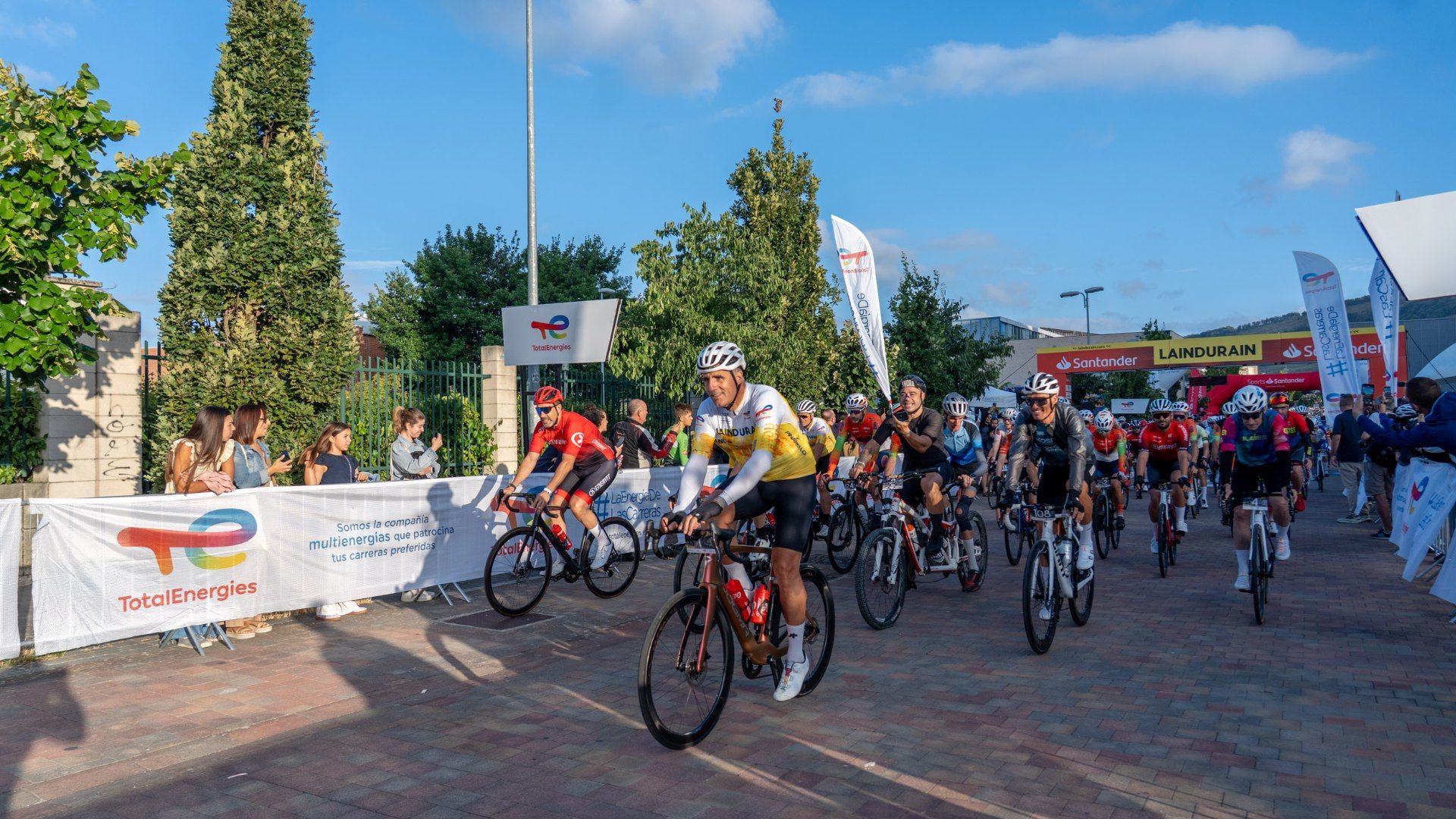 TotalEnergies, la compañía multienergías que apoya el ciclismo y los hábitos de vida saludables.