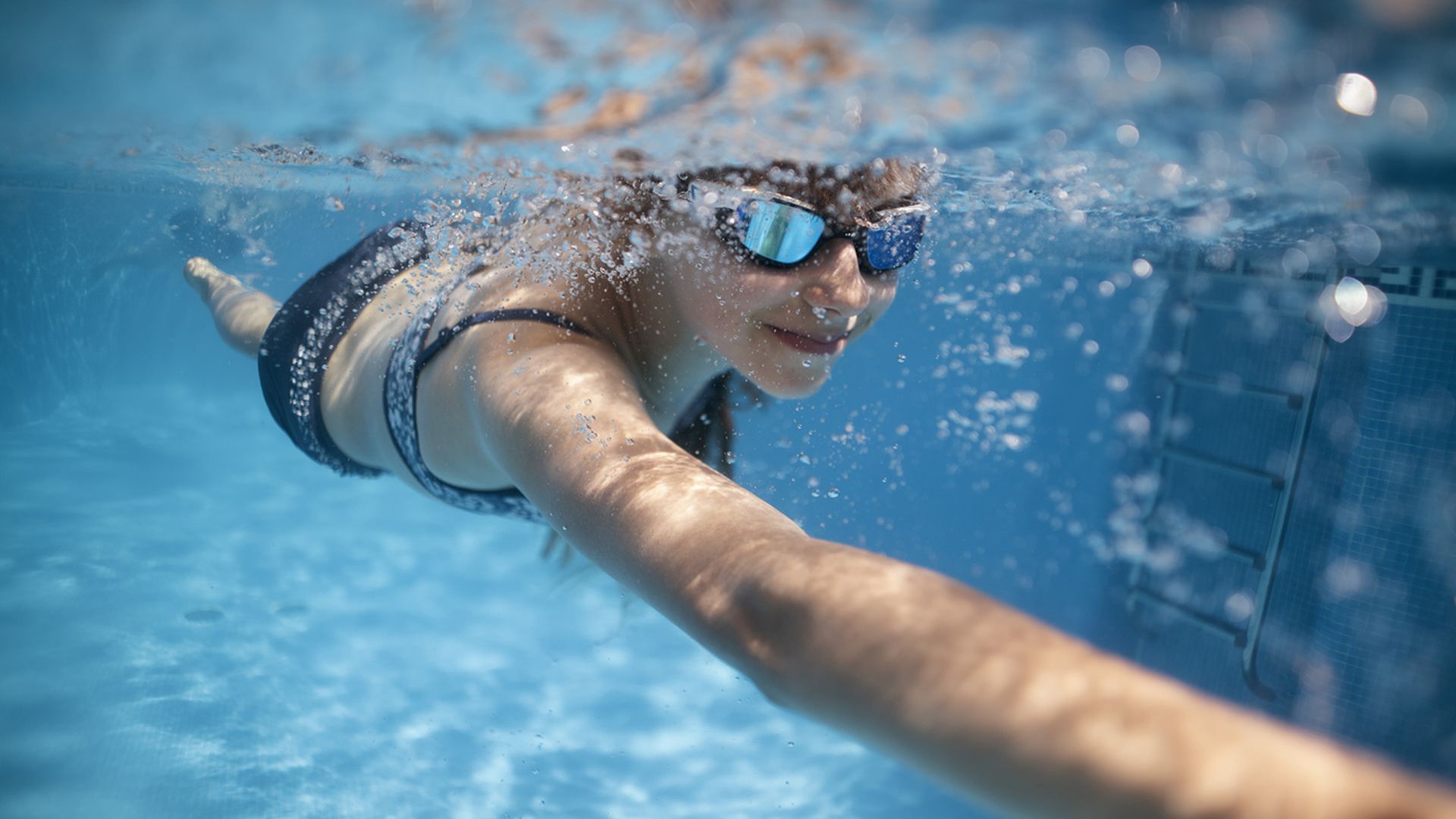 Plan de entrenamiento de natación para quemar grasas en la piscina. Nivel intermedio