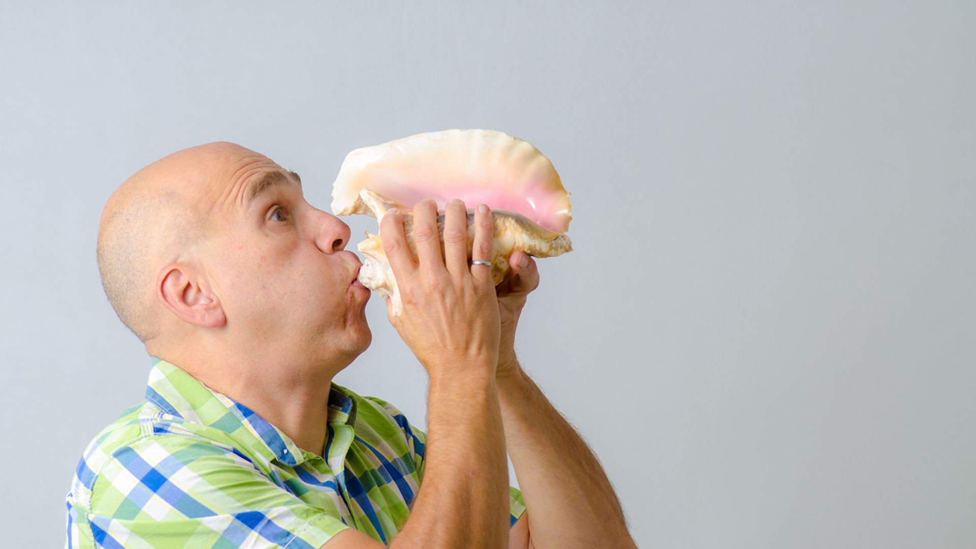 Soplar por una caracola podría aliviar la apnea del sueño