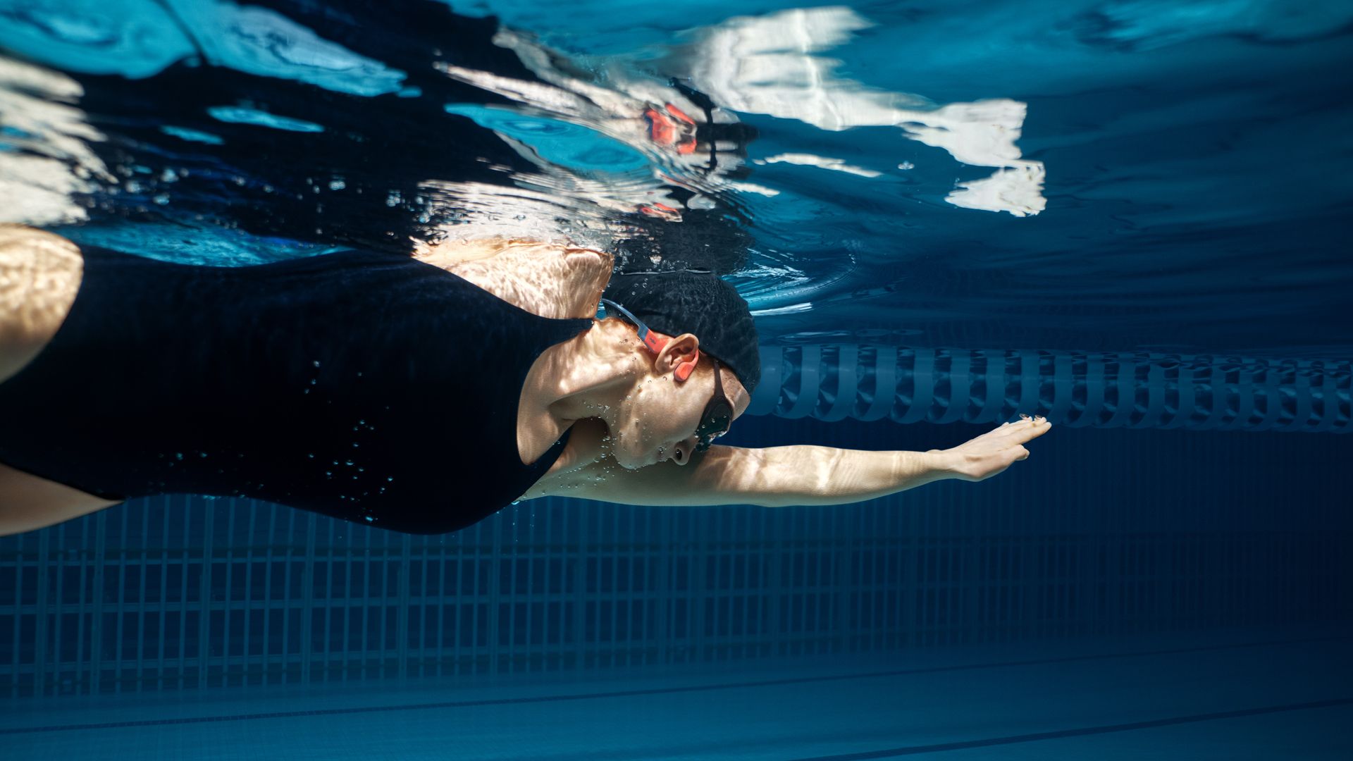 Los auriculares para entrenar con tu música favorita hasta en la piscina. SHOKZ OpenSwim Pro Swimming