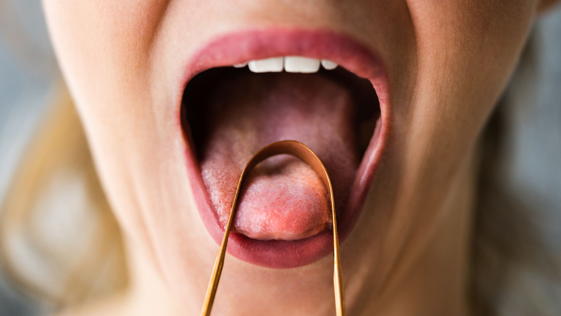 ¿Por qué se recomienda rasparse la lengua en yoga y ayurveda?