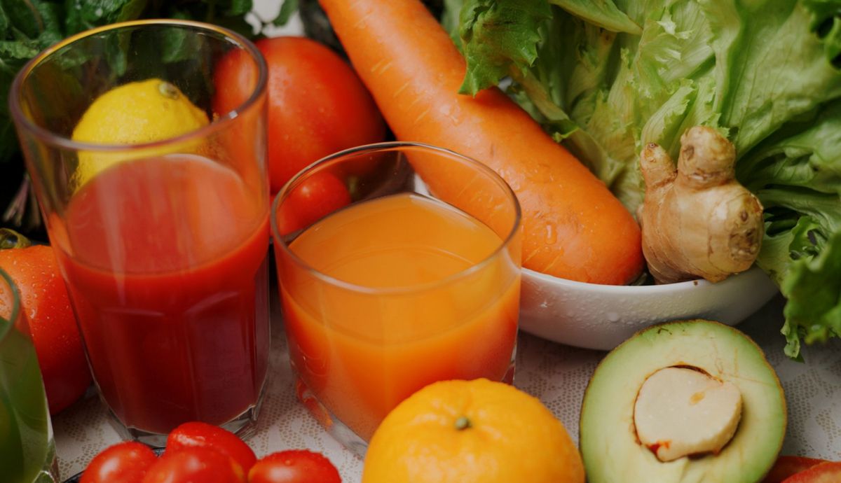 Zumo para una piel morena y sana de zanahoria, aguacate y naranja