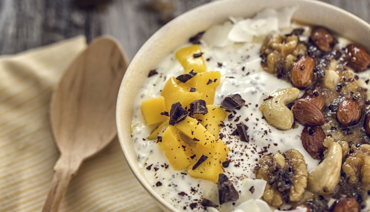 Bol de yogur y frutos secos con albaricoque para cuidar tu piel después del sol