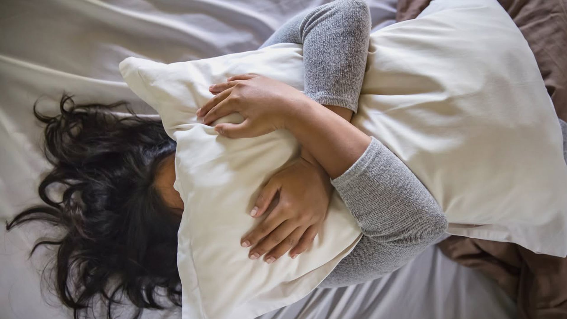 Por qué me despierto sin energía después de dormir 8 horas