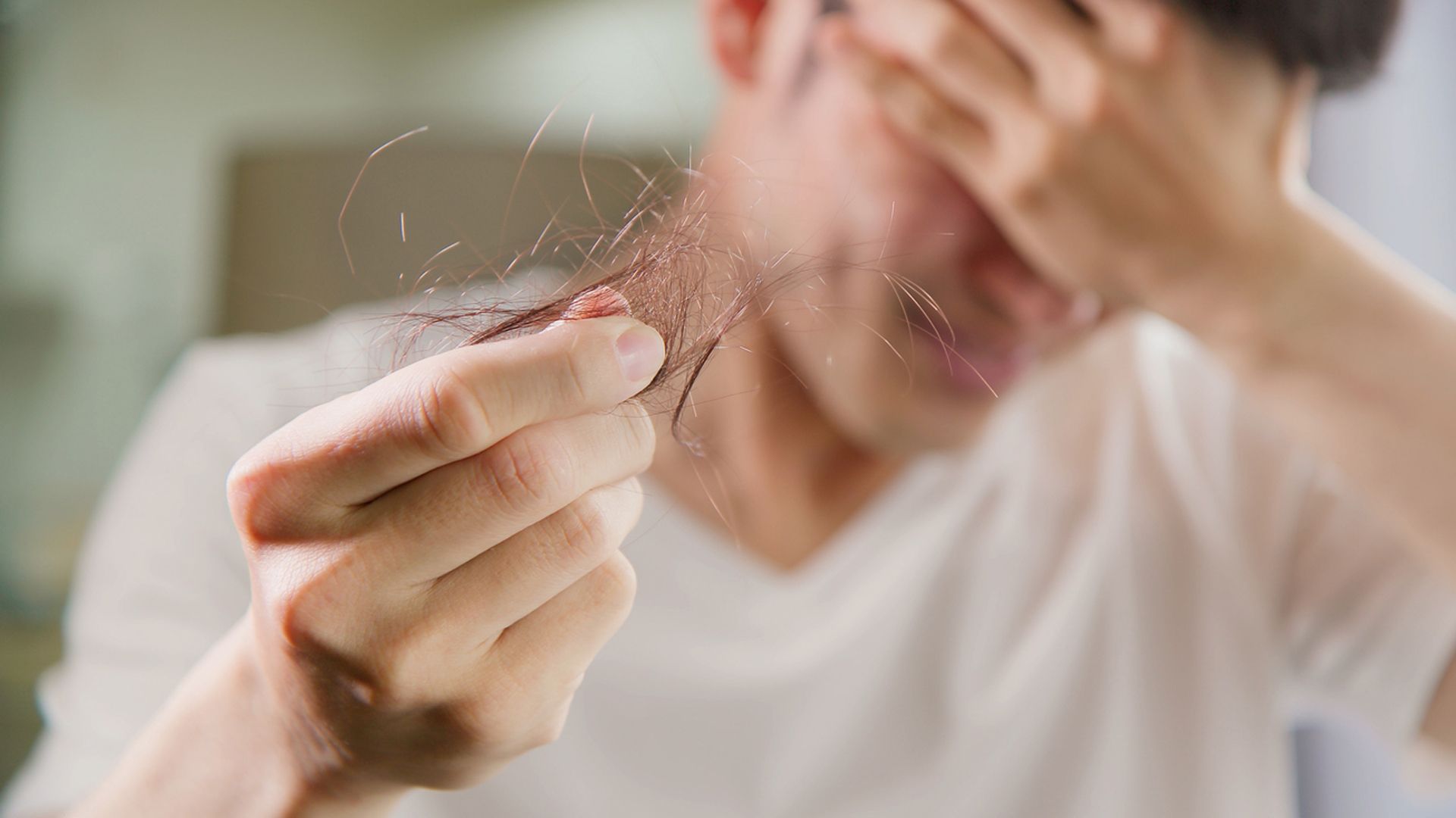 Revisa lo que comes y bebes para que no se te caiga el pelo