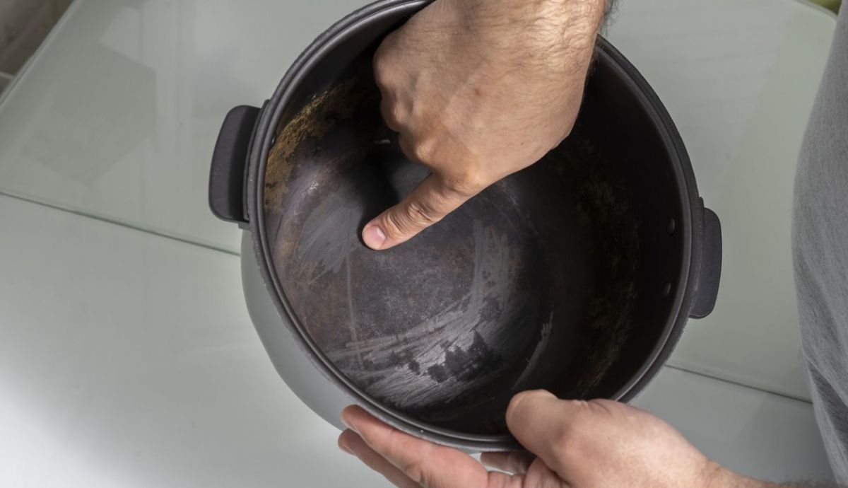 Cazuela con capa antiadherente dañada