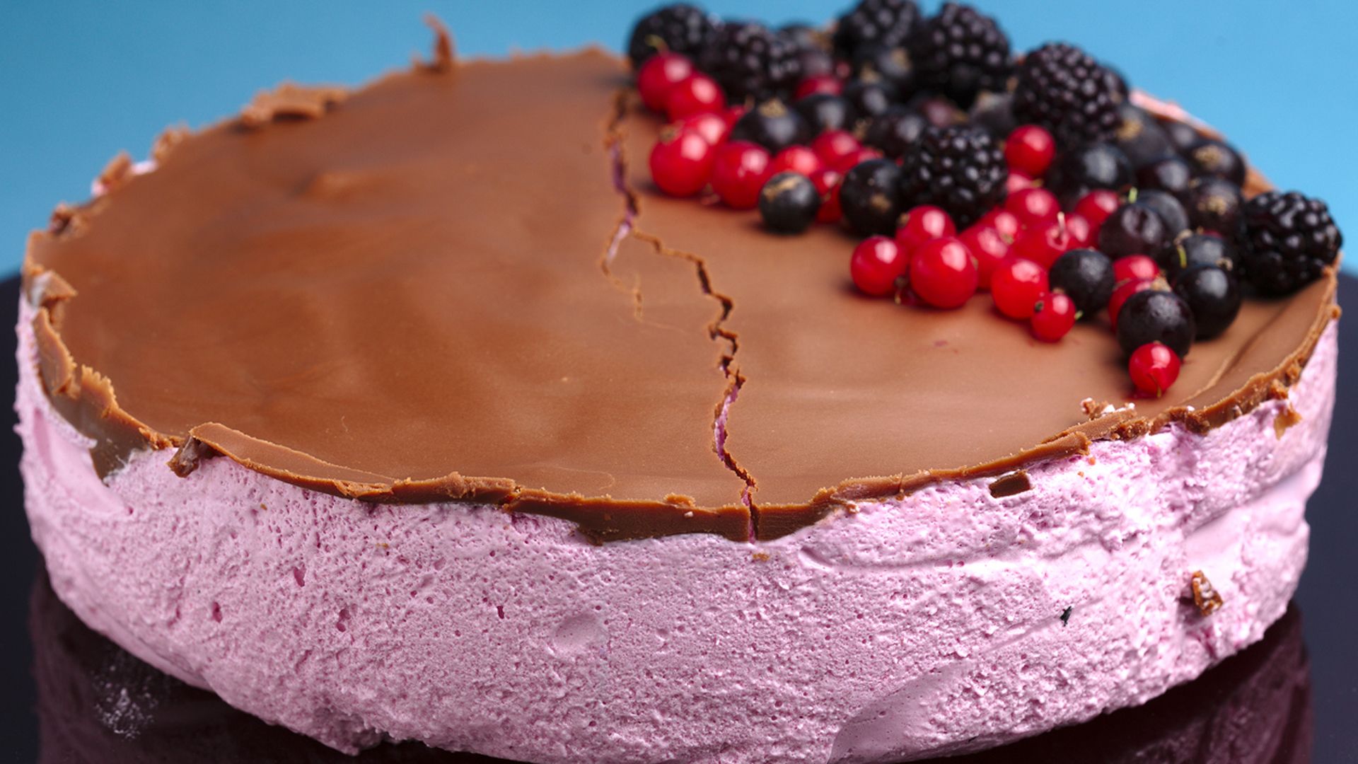 Receta de Tarta Delicia de espuma de mora y crujiente de chocolate