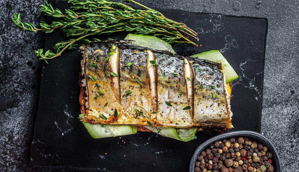 Receta de caballa a la parrilla con pepino, mostaza y tomillo