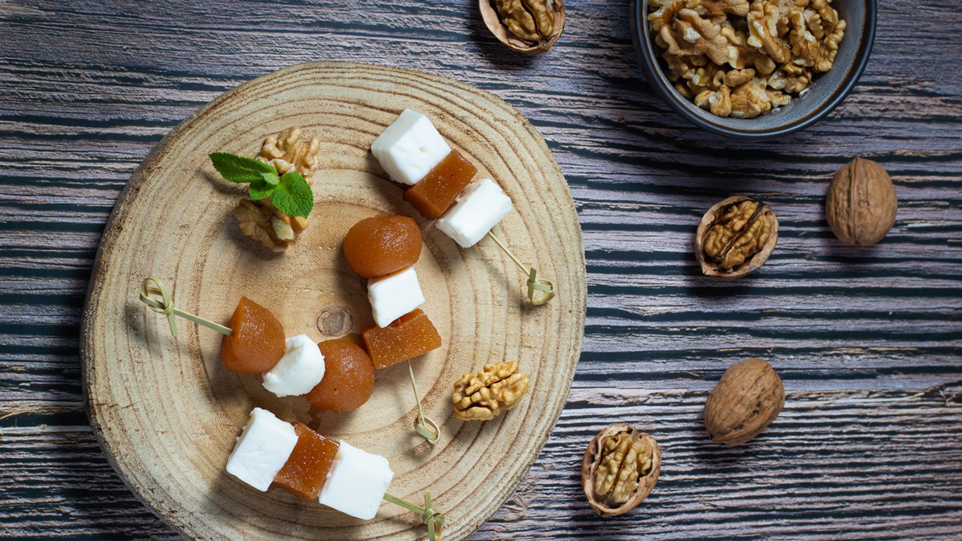 Receta de brochetas de queso y membrillo con nueces
