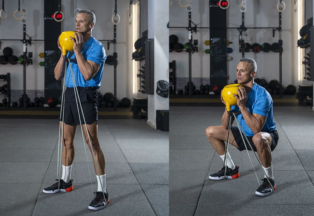 Squat Goblet kettlebell con resistencia banda Squat Goblet kettlebell con resistencia banda