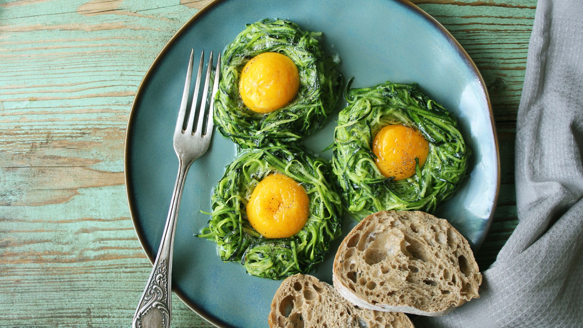 Receta de huevos en nidos de calabacín o zoodles