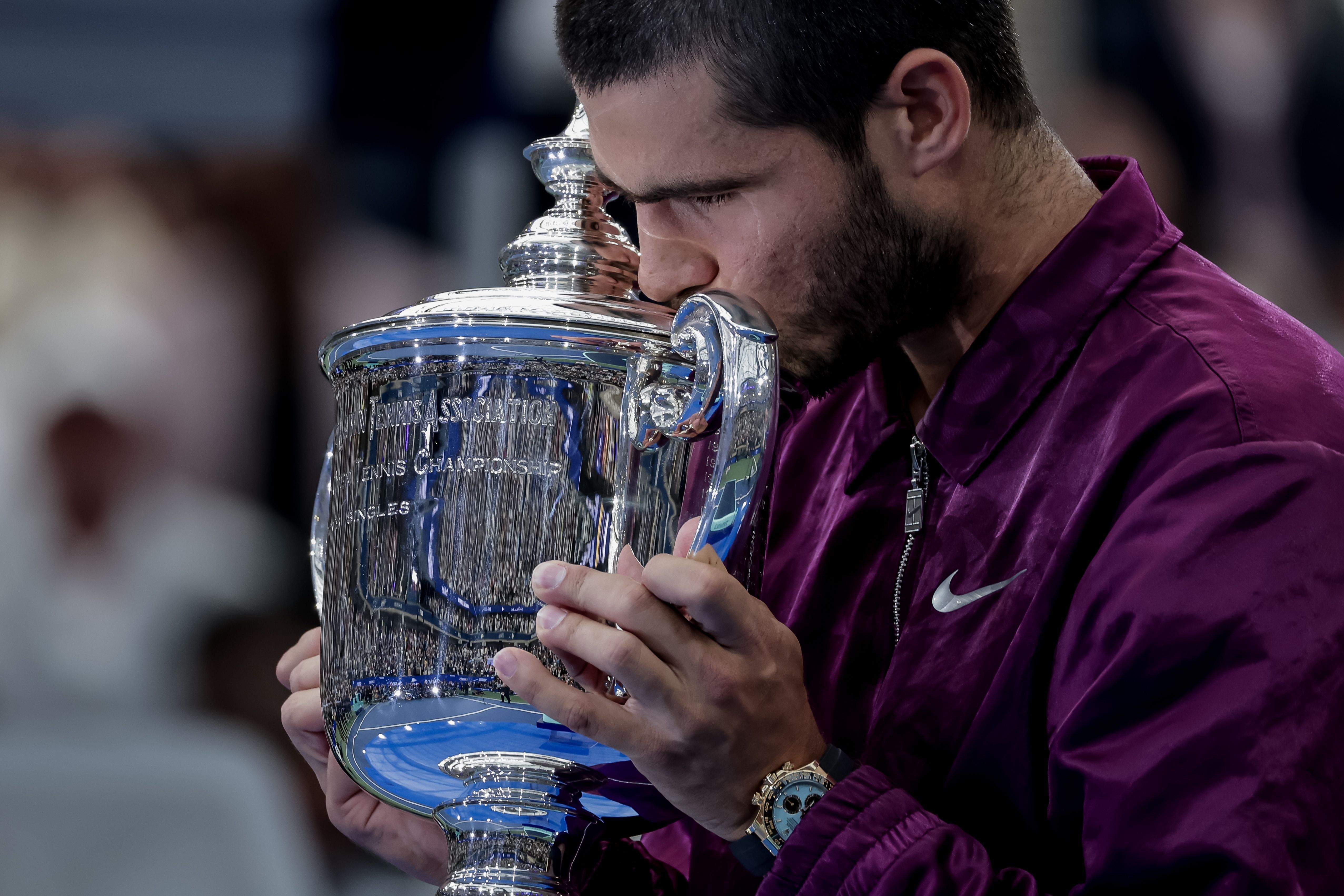 Carlos Alcaraz con el trofeo de su segundo Open USA