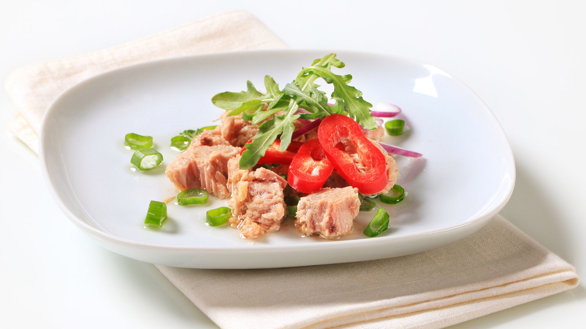 Ensalada fitness de atún, pimiento rojo y cebolla