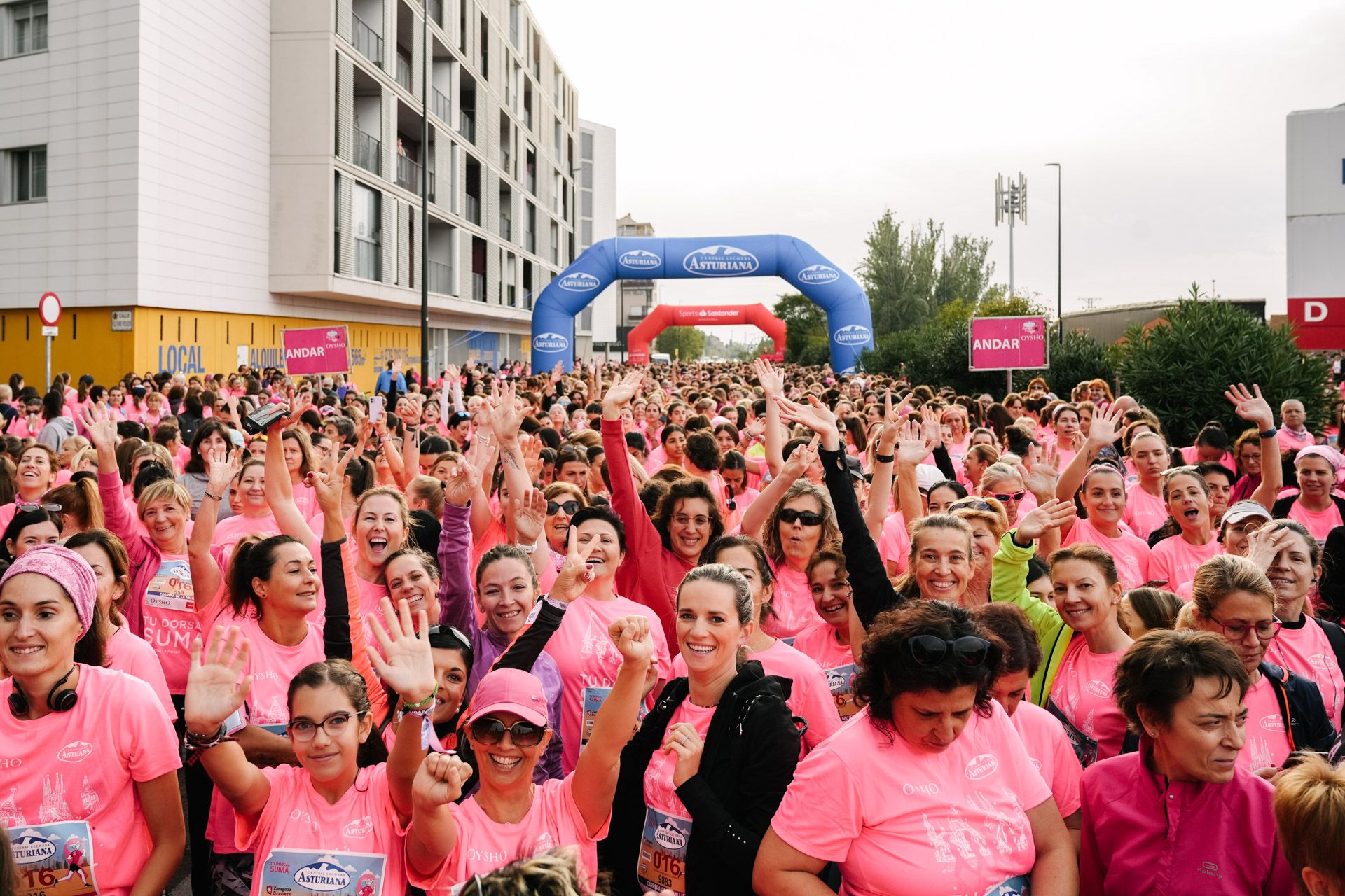 La salida de la marea rosa de la Carrera de la Mujer Central Lechera de Zaragoza