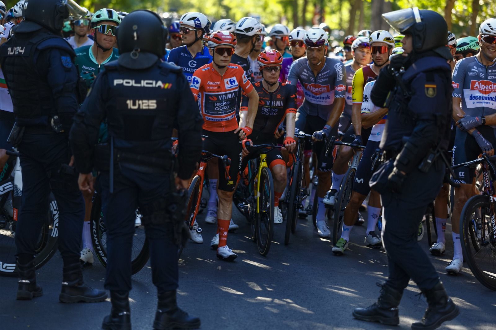 La Policía protegiendo a los ciclistas en la etapa final en Madrid