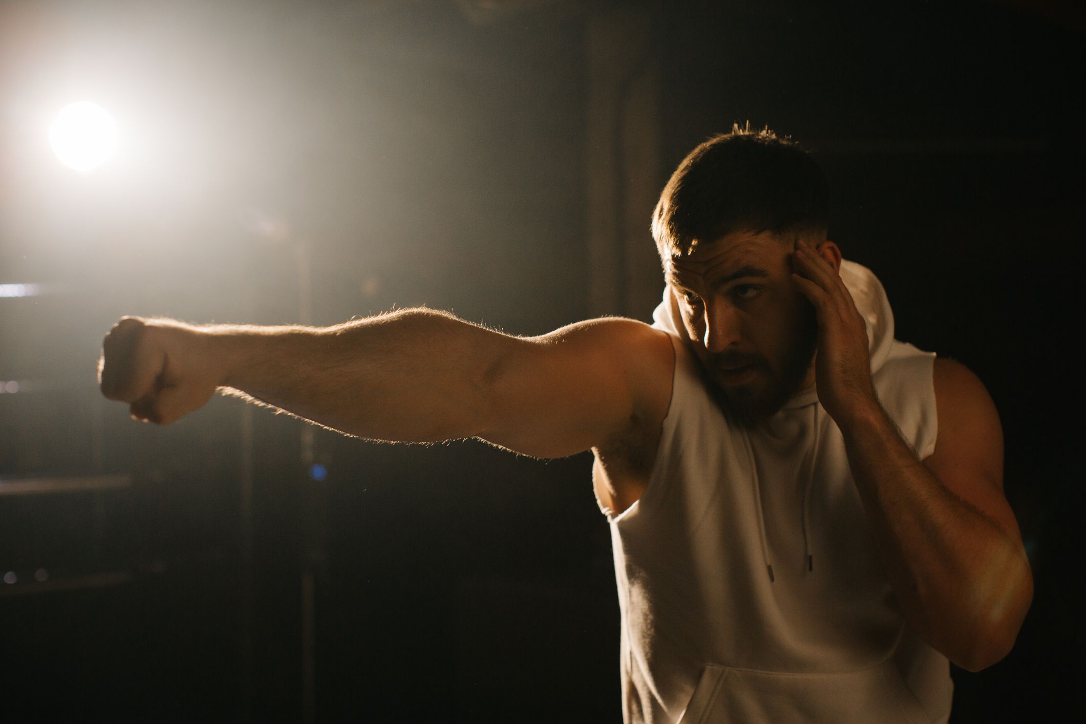 En las sesiones de gimnasio, cometemos una y otra vez el error de prescindir de un programa de calentamiento (Foto: iStock)