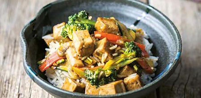 Salteado rápido de verduras verdes con tofu y tamari