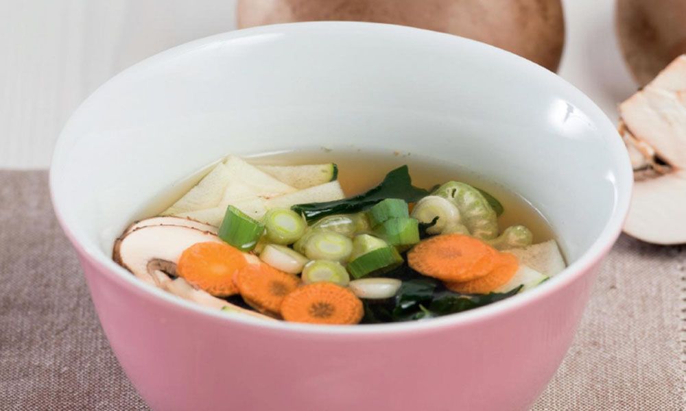Sopa miso con alga wakame, cebolla tierna y zanahoria