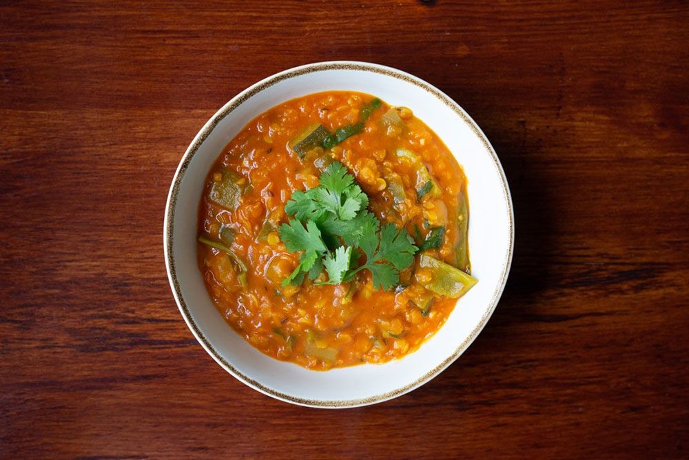 Estofado suave de lentejas rojas con comino y calabacín