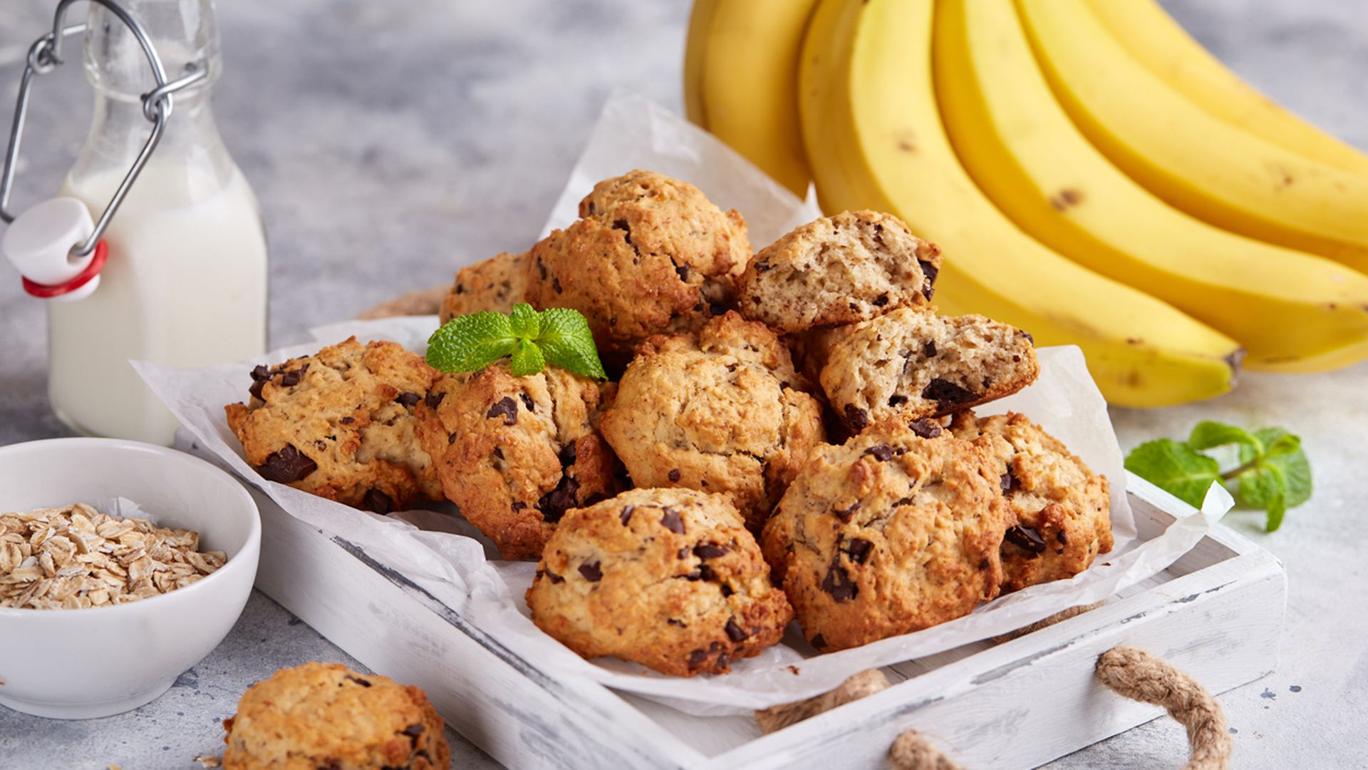 Galletas con copos de avena, frutos secos, plátano y chocolate