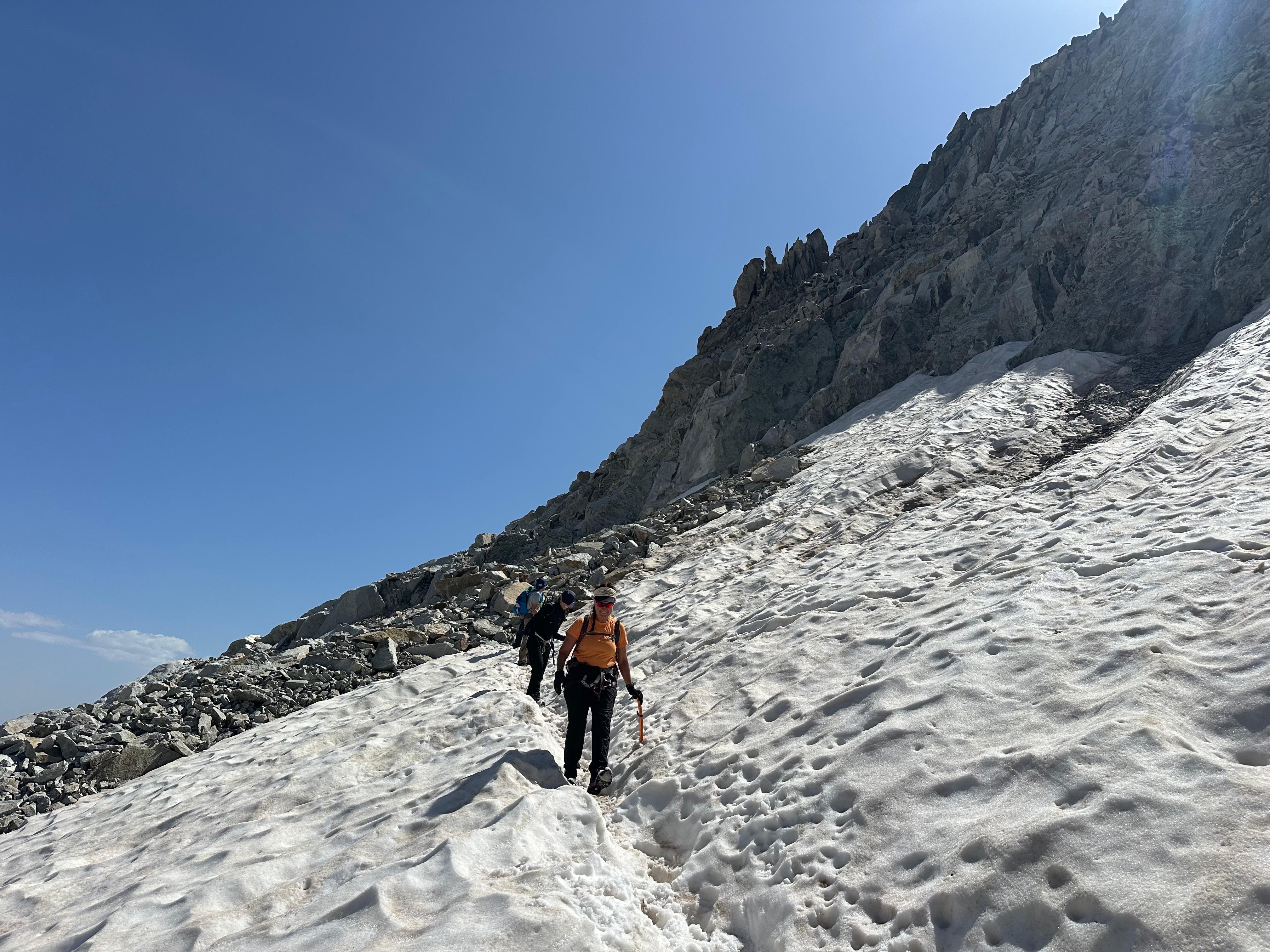El paso por el glaciar ya cerca de la cima del Aneto