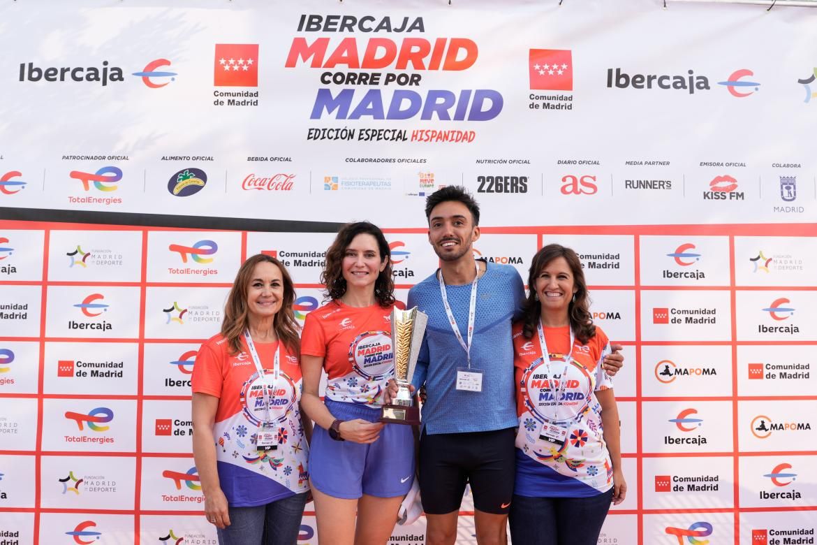 Isabel Diaz Ayuso junto al ganador absoluto Fernando Carro