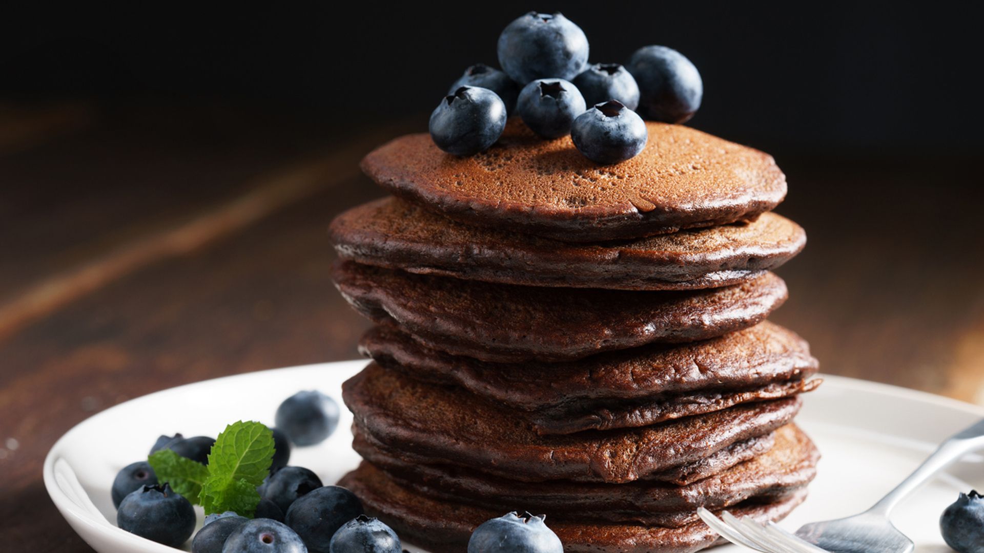 Receta de pancakes de avena proteicos de chocolate con arándanos