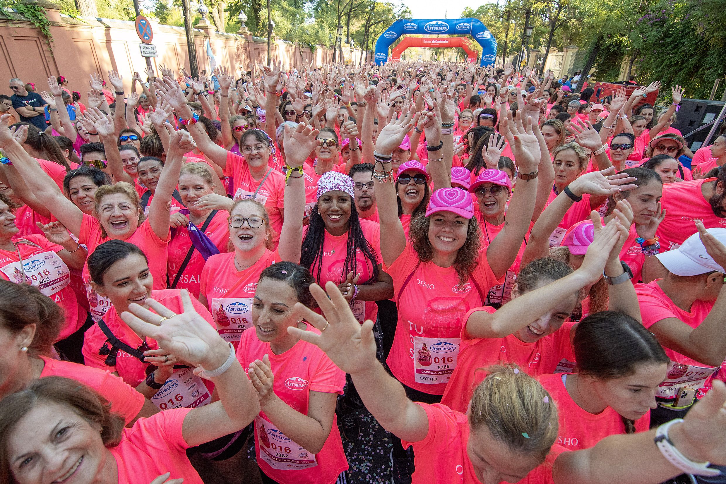 La emoción de la salida de la Carrera de la Mujer Central Lechera Asturiana de Sevilla