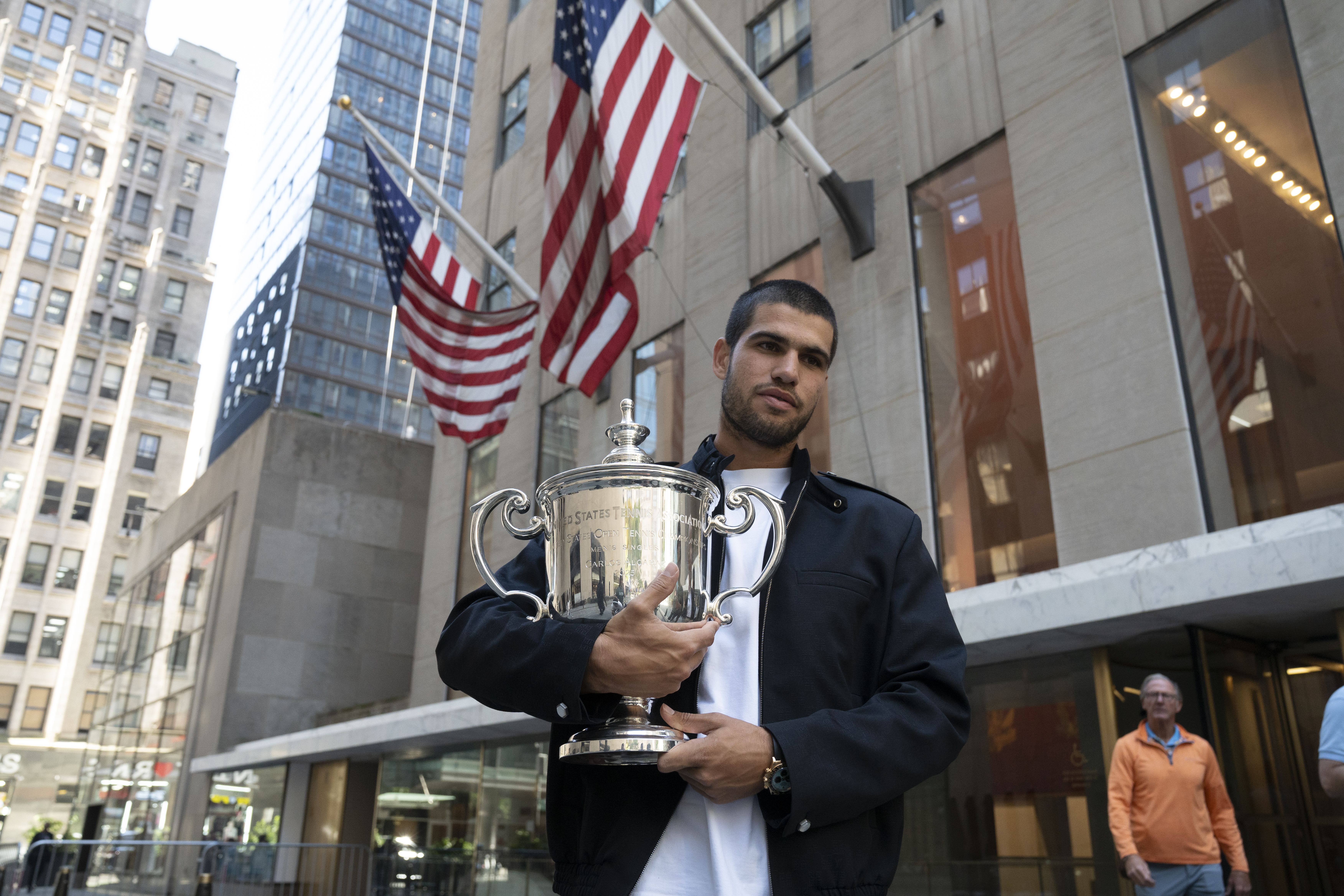 Carlos Alcaraz con el trofeo del OPEN USA