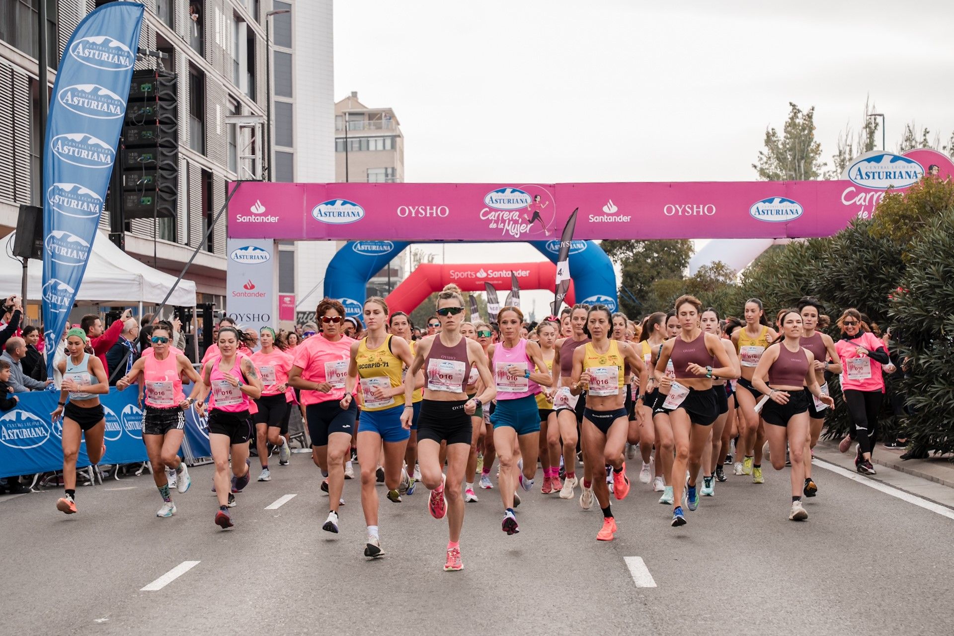 Salida de la Carrera de la Mujer Central Lechera Asturiana de Zaragoza 2025