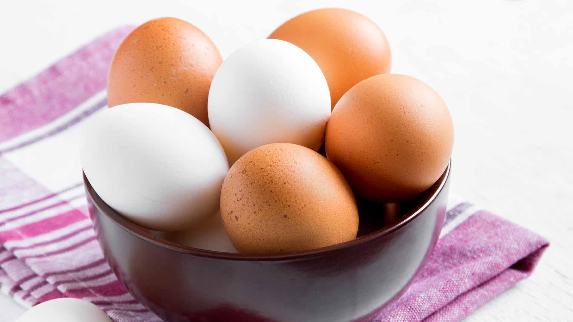 Huevos marrones vs huevos blancos  ¿cuál es la diferencia?