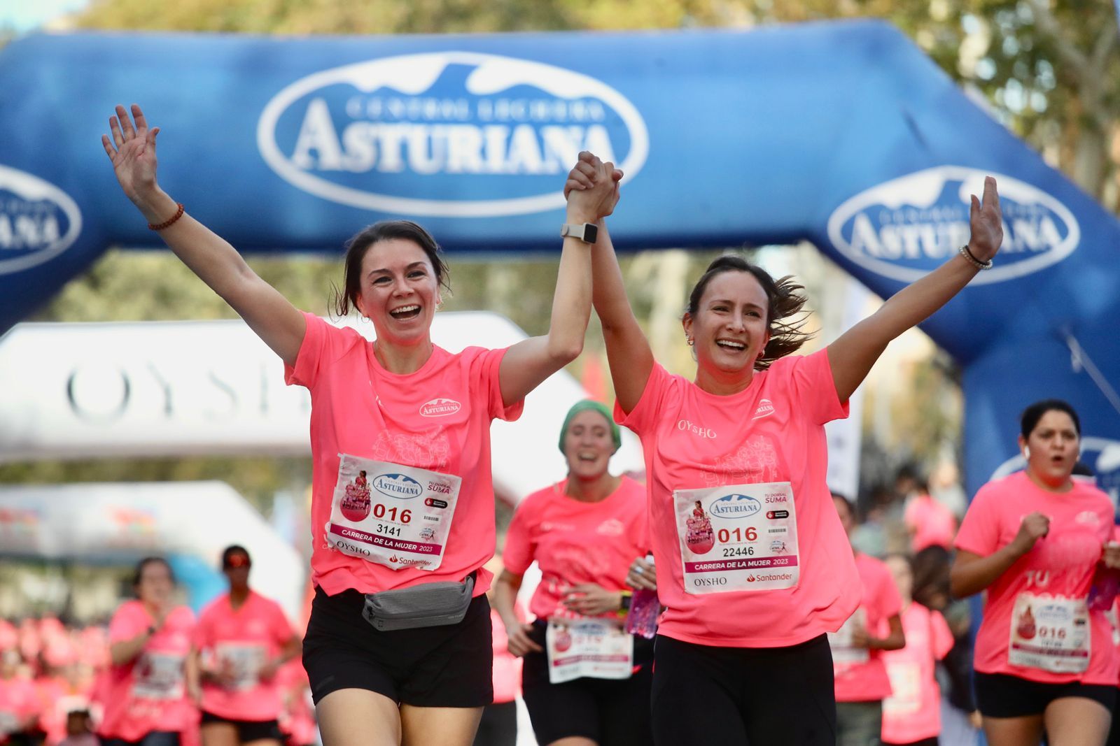 Participantes en la línea de meta de la Carrera de la Mujer Central Lechera Asturiana de Barcelona