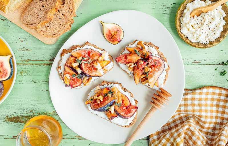 Tostada de pan integral con higos, ricotta y miel Tostada de pan integral con higos, ricotta y miel