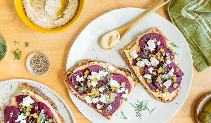 Tostada de pan integral de hummus de remolacha y feta Tostada de pan integral de hummus de remolacha y feta