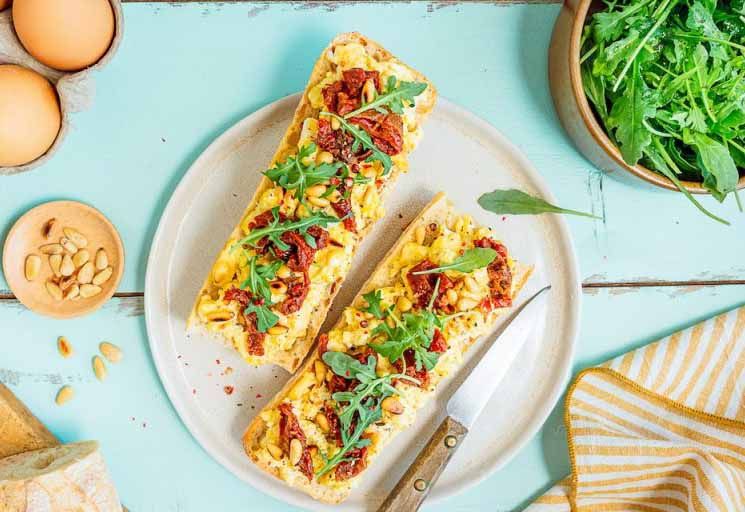 Tostada con huevos, tomates secos y rúcula Tostada con huevos, tomates secos y rúcula