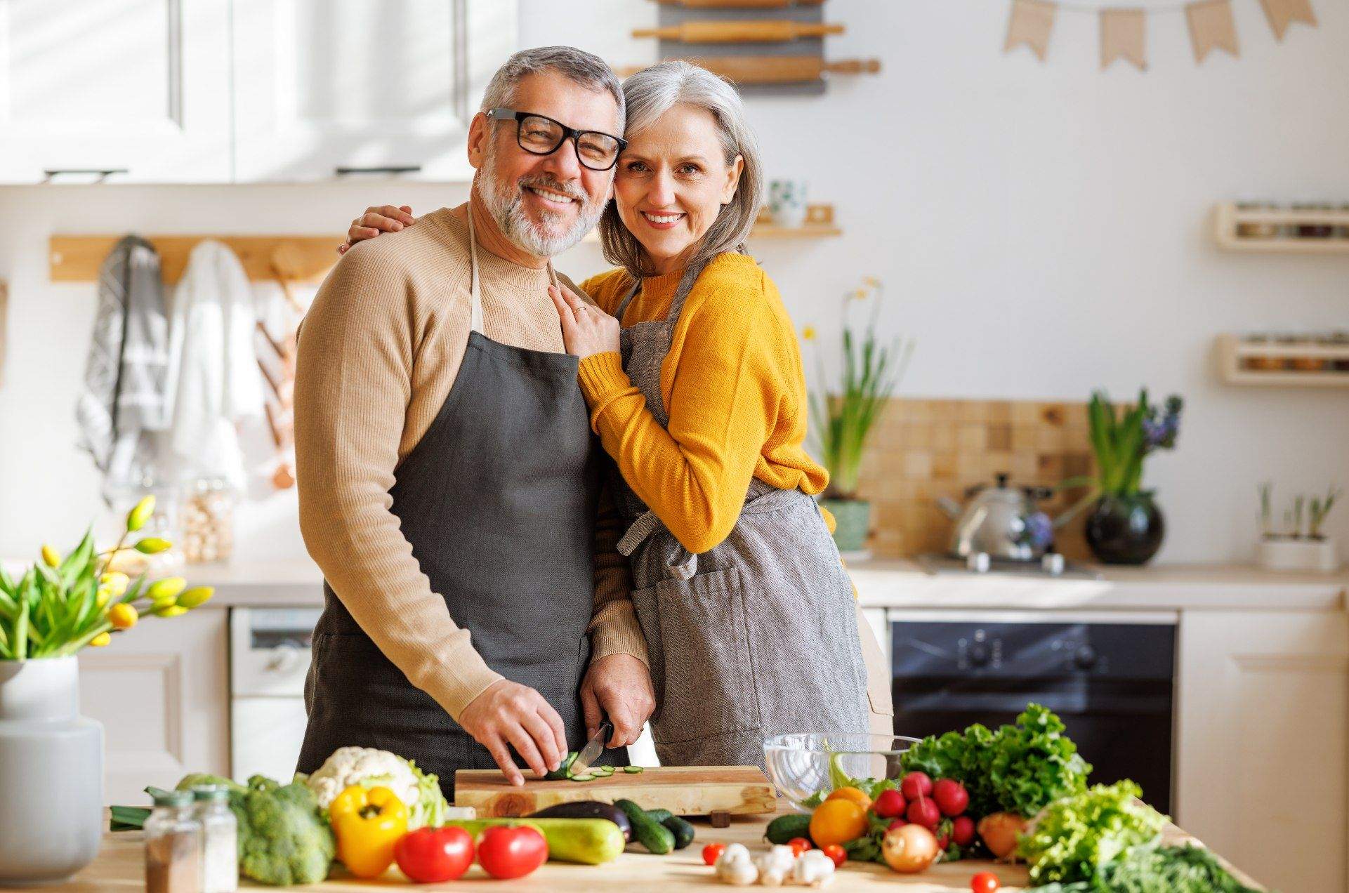 abuelos cocinando iStock 1382385185 abuelos cocinando iStock 1382385185