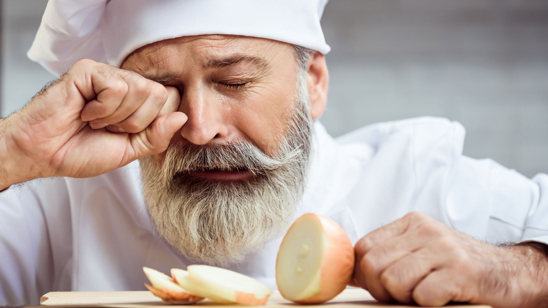 Cómo cortar las cebollas sin llorar según la ciencia
