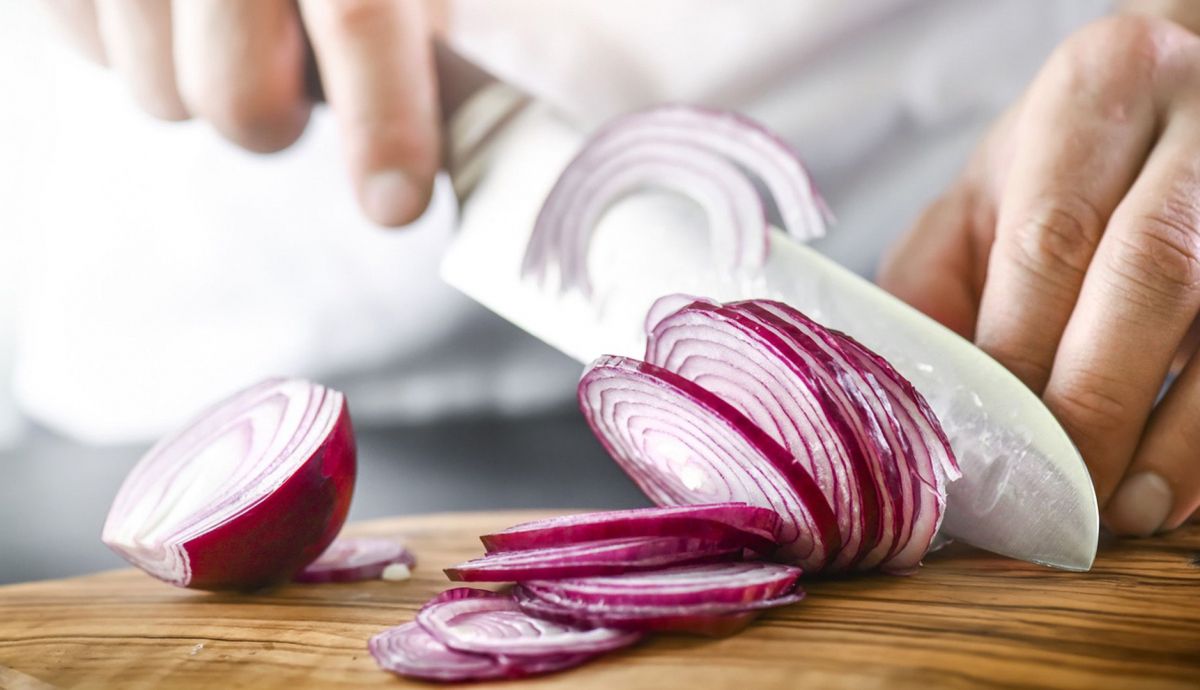 Prueba a cortar la cebolla con un cuchillo muy afilado Prueba a cortar la cebolla con un cuchillo muy afilado
