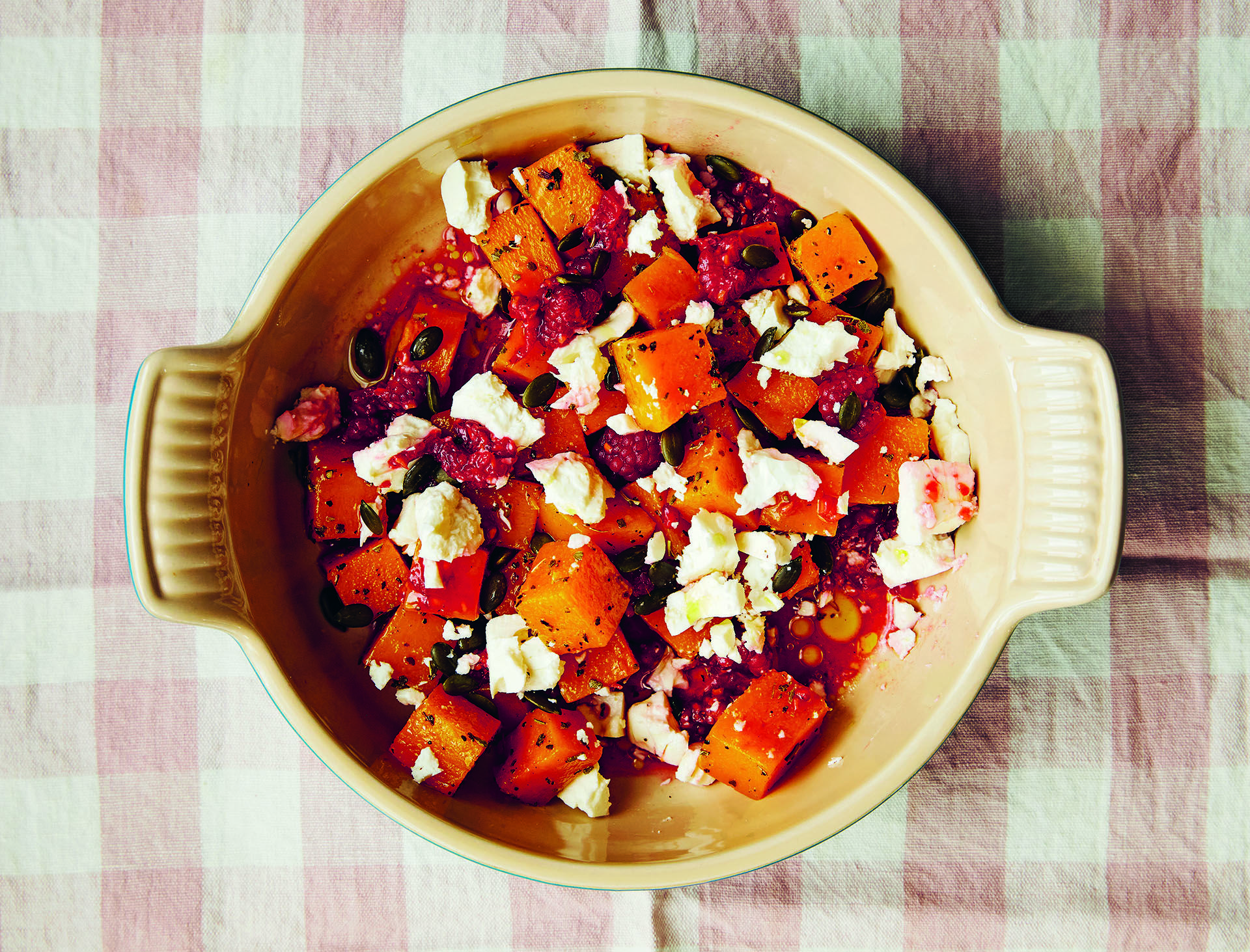 Cocina al microondas  Calabaza con queso feta, frambruesa y salvia