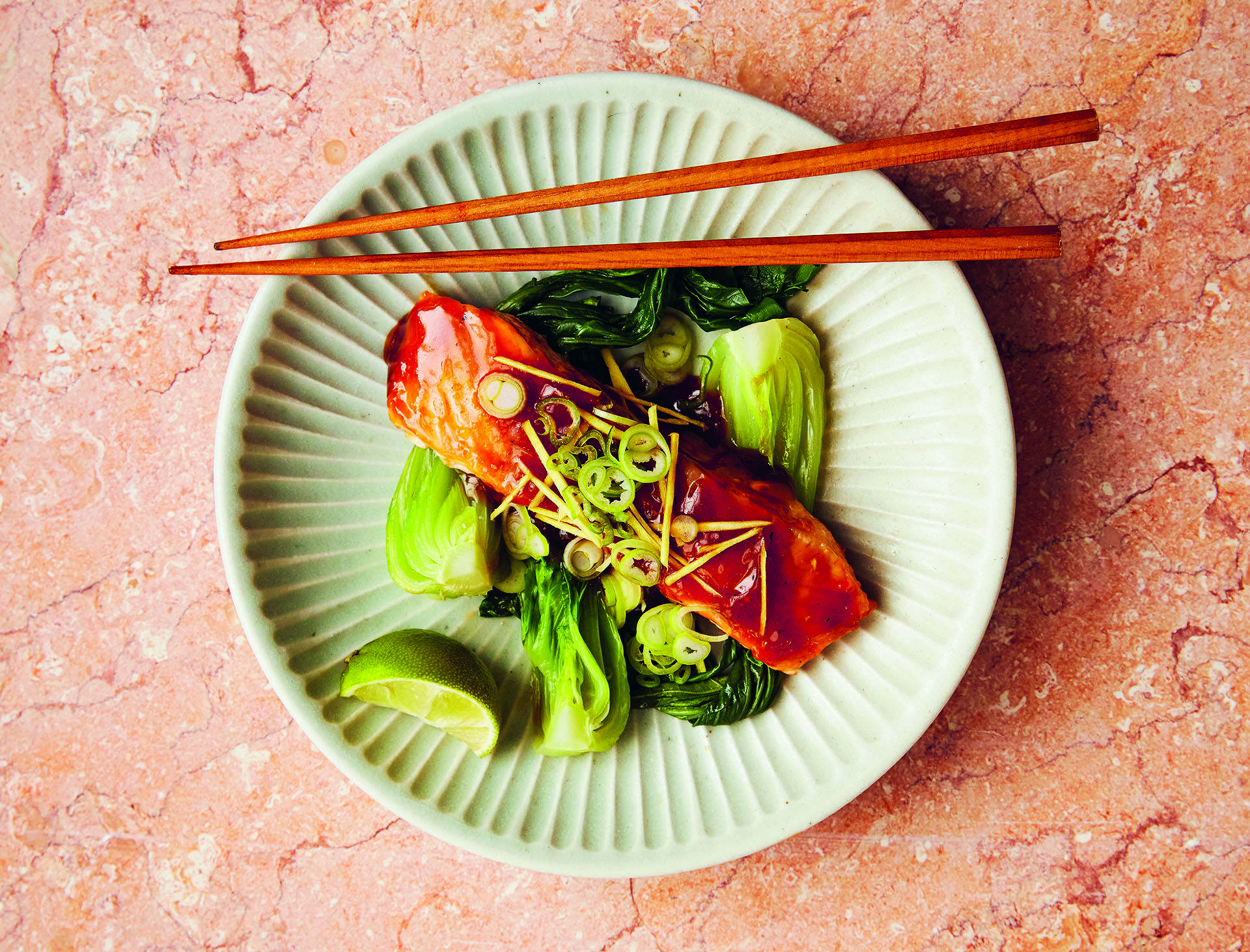 Salmón y Pak Choi al vapor con salsa de soja dulce y jengibre fresco