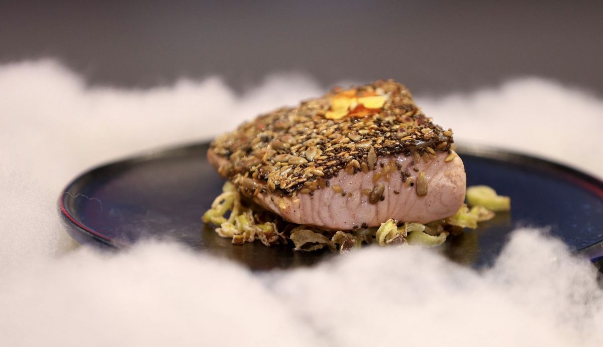 Salmón noruego con costra de semillas