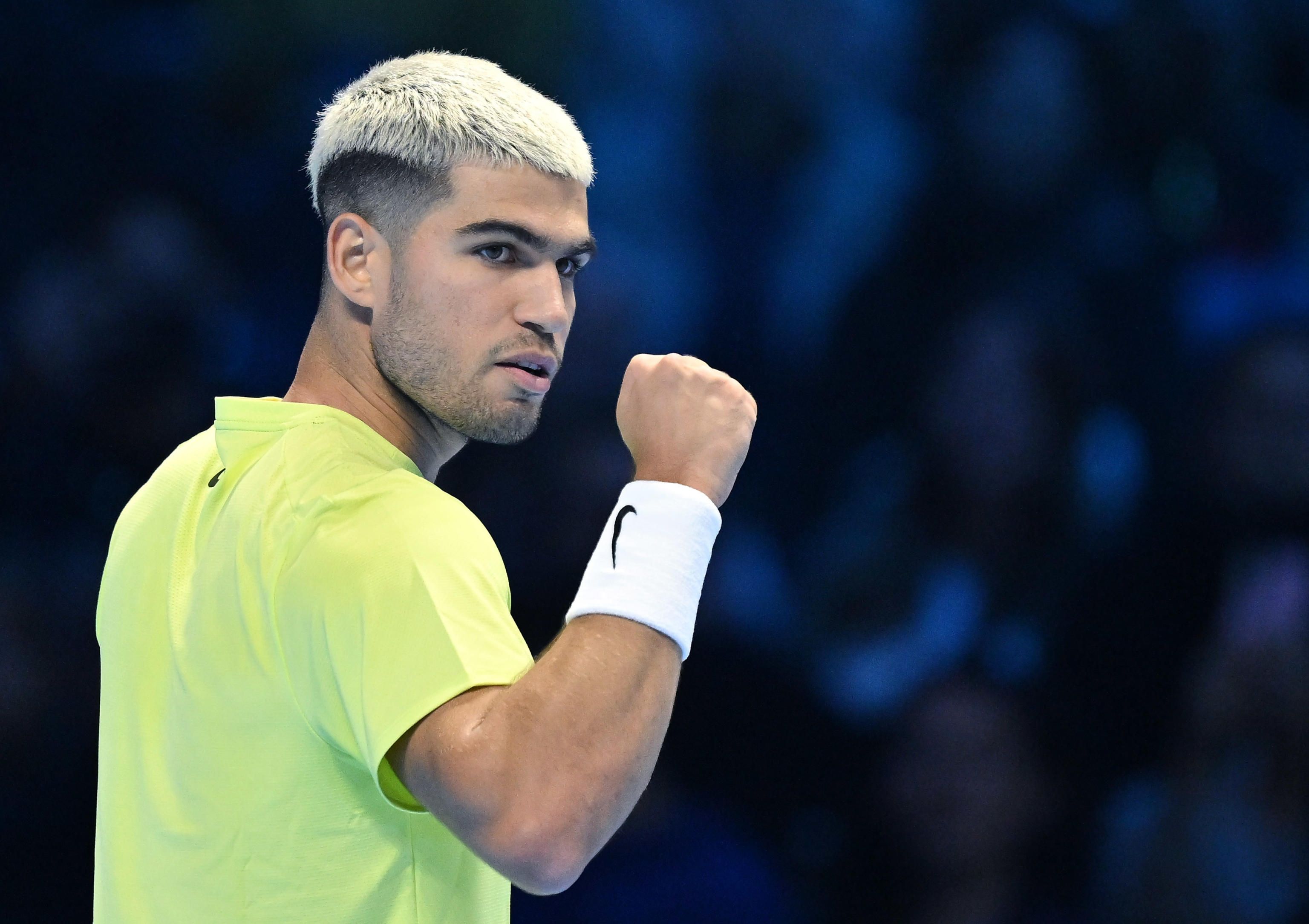 Alcaraz supera a De Miñaur en su estreno en las Finales ATP