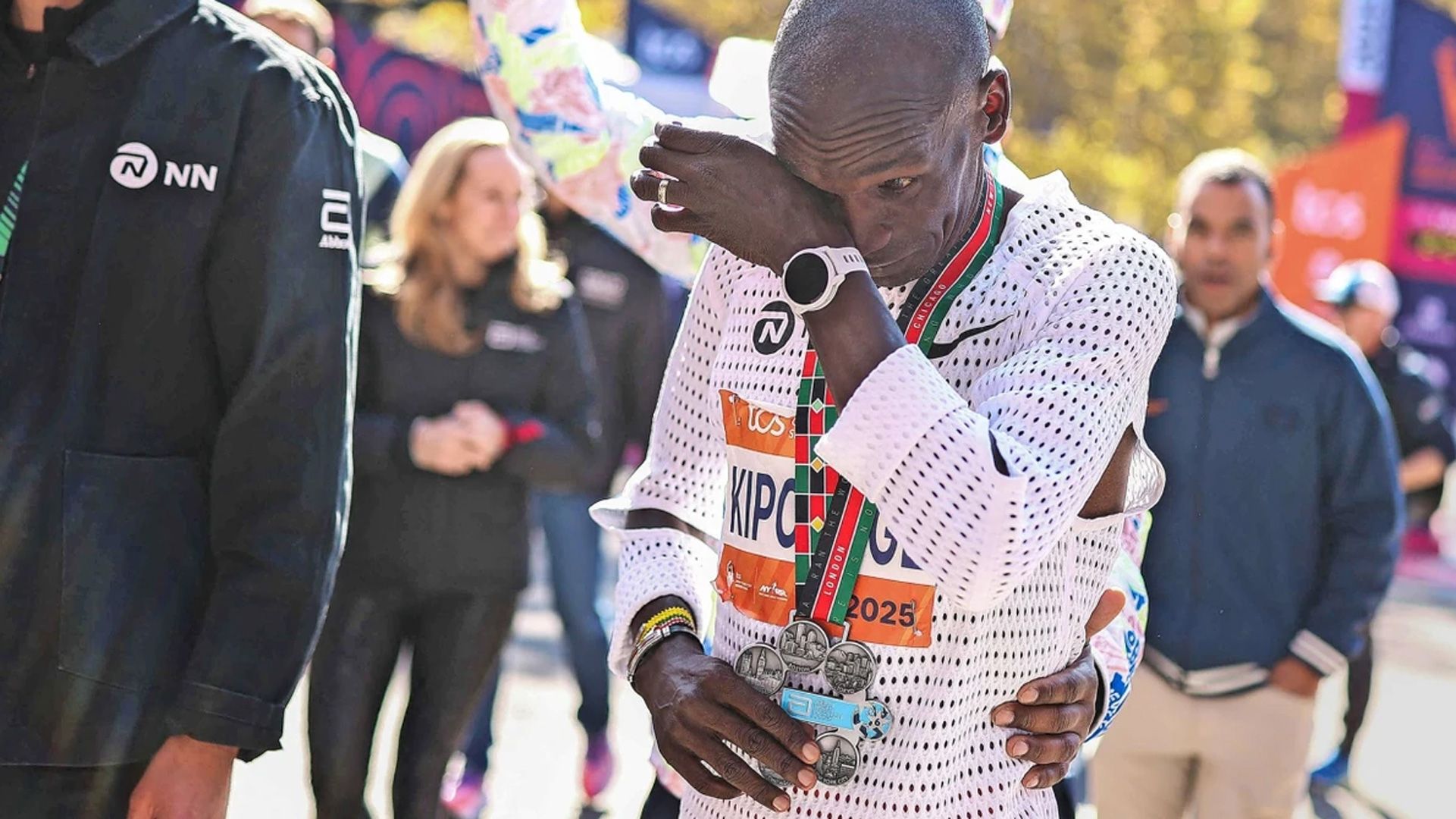 Eliud Kipchoge en su último maratón, Nueva York 2025, no pudo contener las lágrimas en su despedida