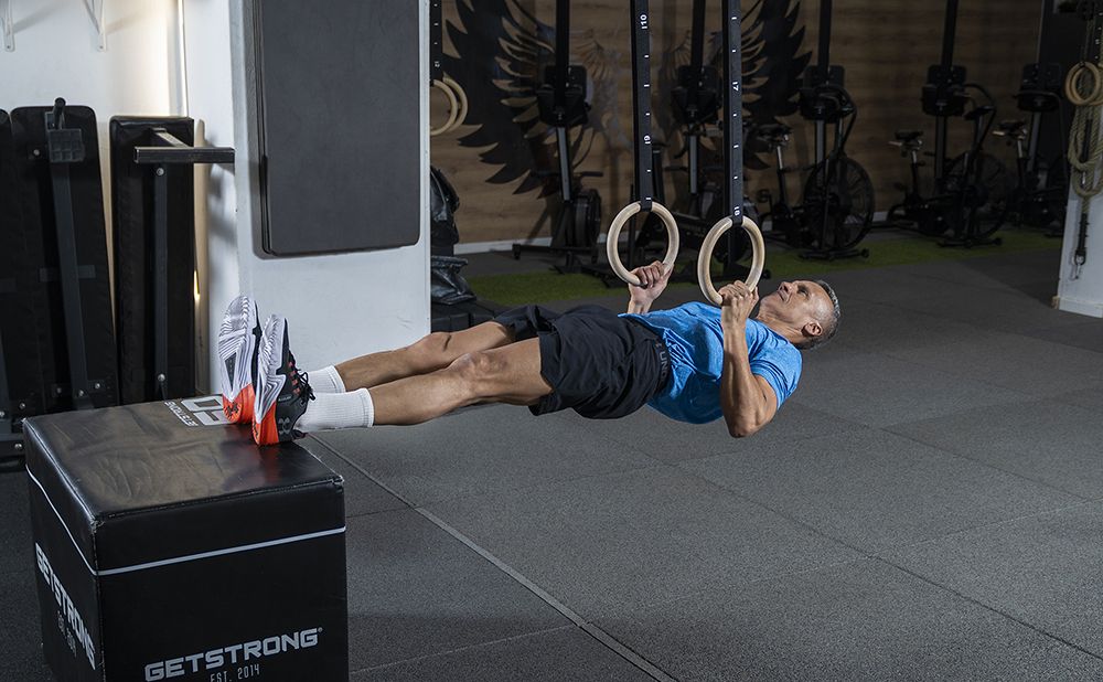 Remo invertido con pies elevados