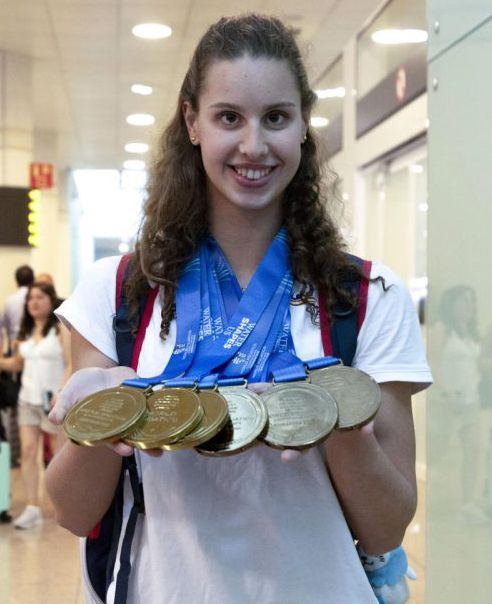 Iris a su llegada a España cargada con sus seis medallas