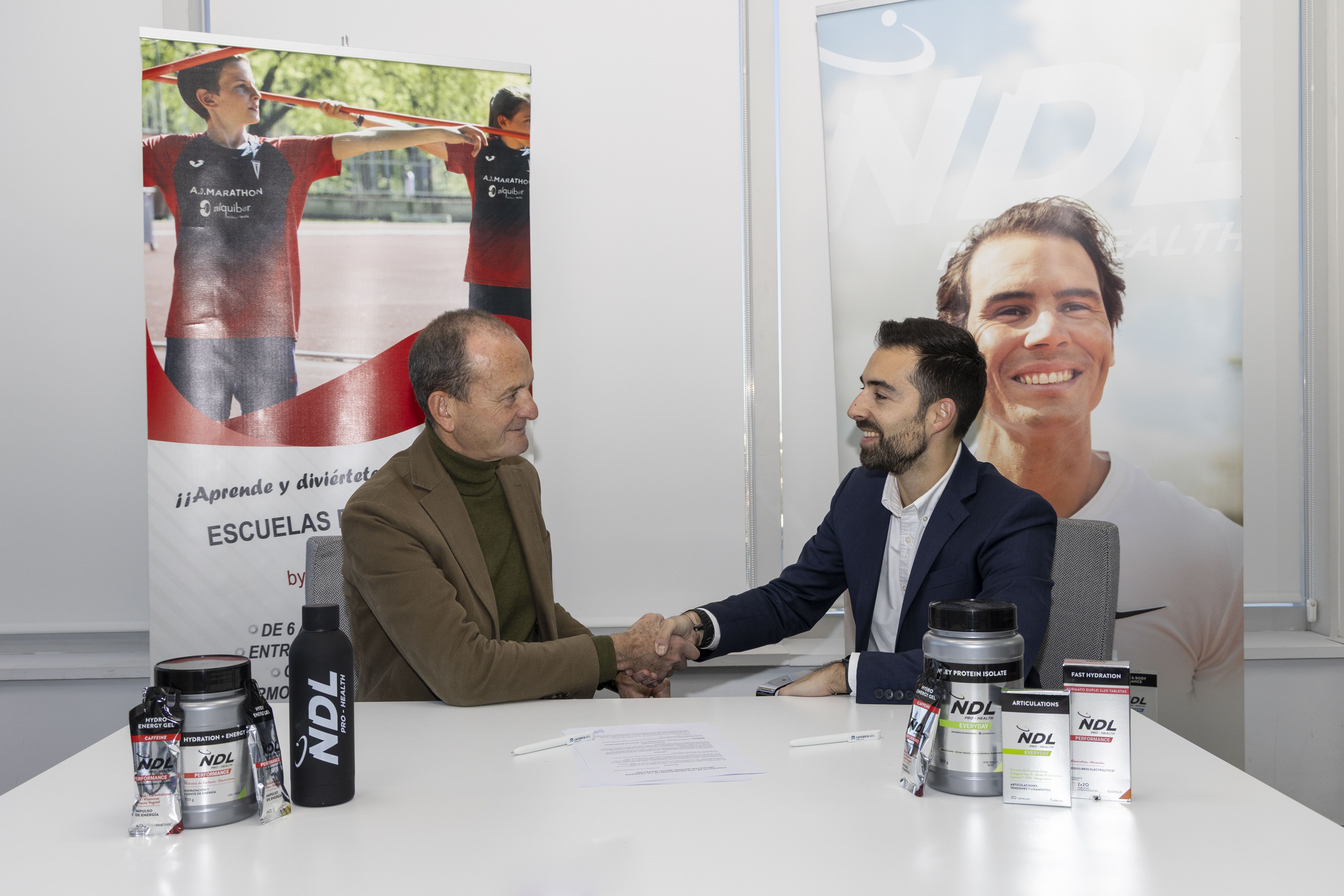 Momento de la firma del acuerdo entre NDL Pro Health y el Movistar Madrid Medio Maratón