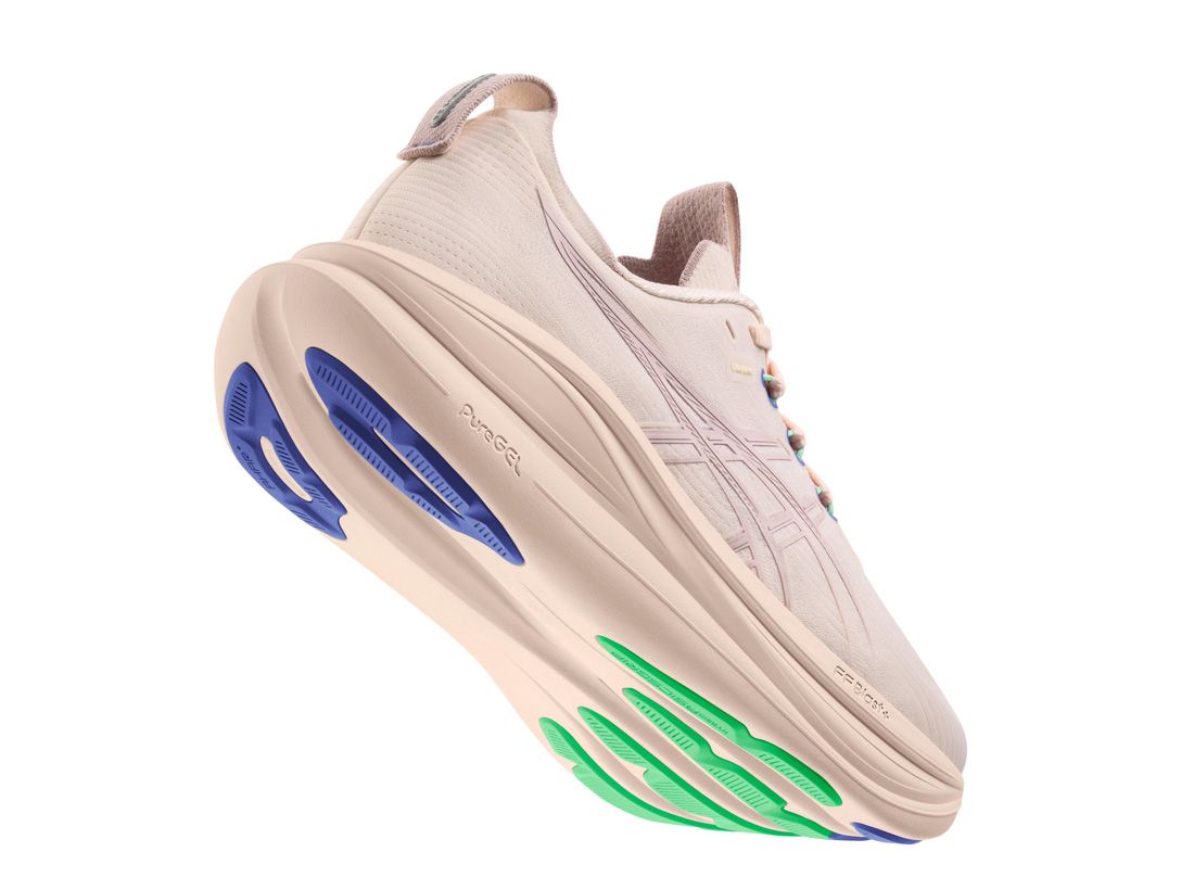 La suela con refuerzos minimalistas es una de las claves del aligeramiento de las GEL-Nimbus 28